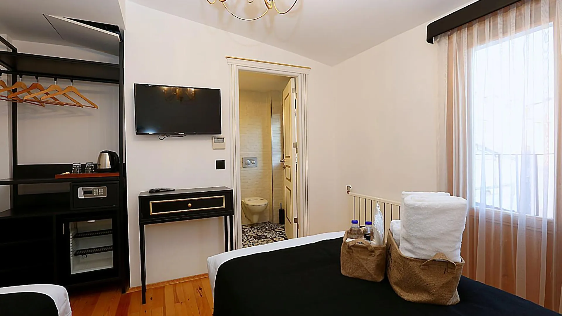 Istanbul Taksim Istiklal Street Kamil Hotel - Historical 3*,