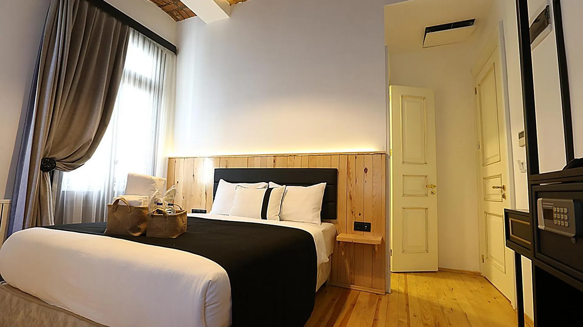 Istanbul Taksim Istiklal Street Kamil Hotel - Historical