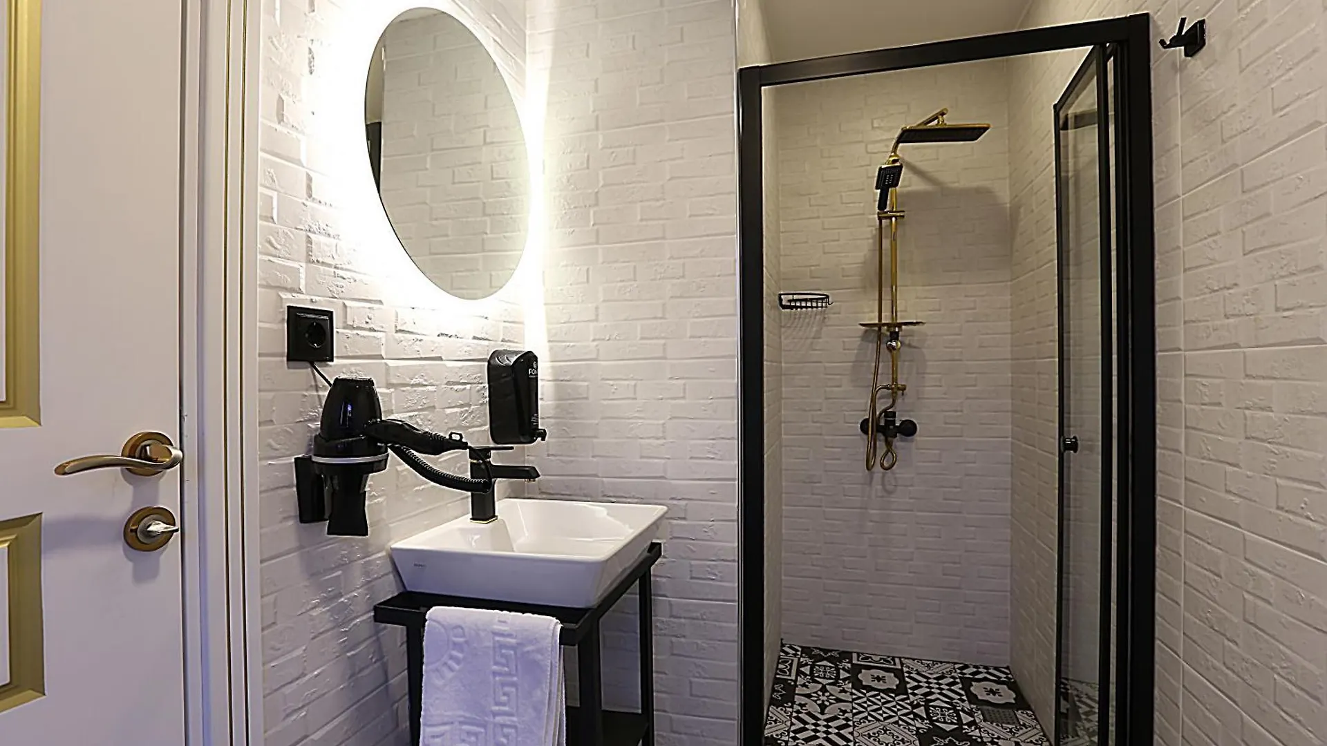 Istanbul Taksim Istiklal Street Kamil Hotel - Historical Turkey